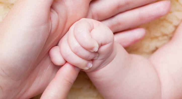 Sådan klipper du negle på baby